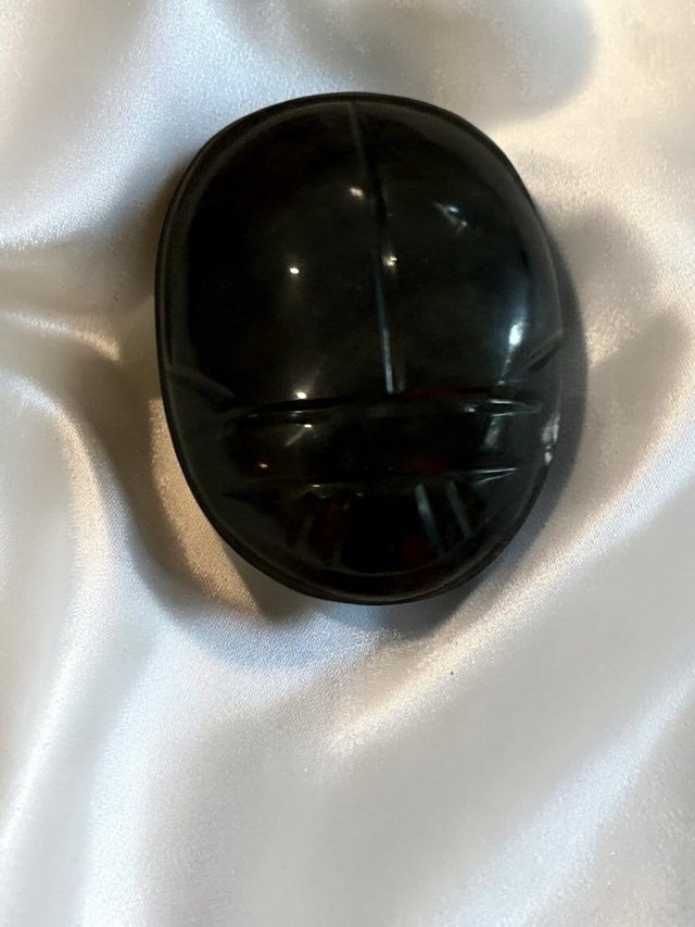 Escarabajo de obsidiana tallada