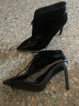 Botines de tacón negros con cordones