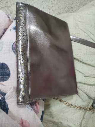 Bolso de mano plateado con cadena