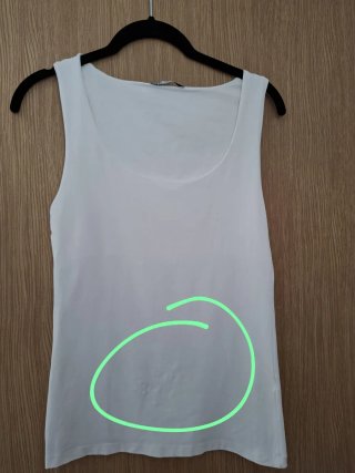 Camiseta blanca sin mangas,