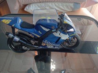 Lote Yamaha 46 e Casco AGV di Valentino Rossi