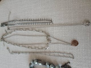 Lote Bisutería: Collares, Relojes y Pulsera
