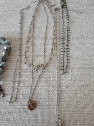 Lote Bisutería: Collares, Relojes y Pulsera