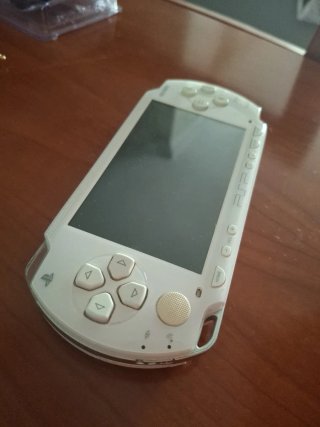 PSP Bianca con 4 Giochi e Accessori