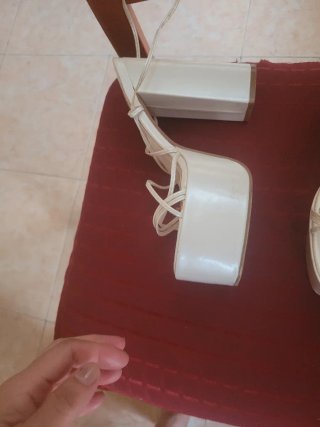 Sandalias plataforma blancas atadas