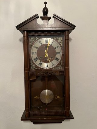 Reloj de pared antiguo de madera