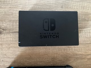 Nintendo Switch + 4 Juegos y Accesorios