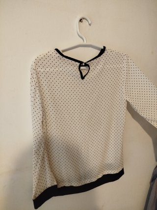 Blusa de lunares blanca y negra. Nueva