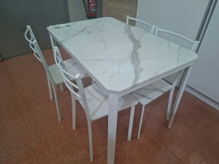 Mesa y 4 Sillas Comedor/Cocina NUEVO
