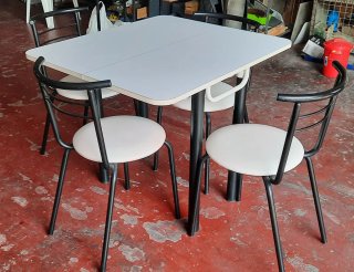Mesa extensible y 4 sillas