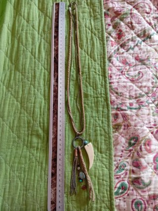 Collar largo beige, plateado y turquesa