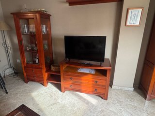 Mueble TV madera cerezo con vitrina