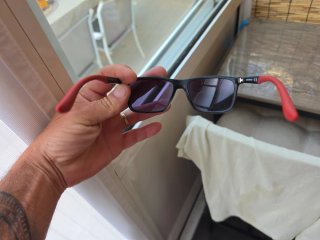Gafas de sol Emporio Armani negras y rojas