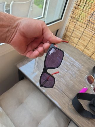 Gafas de sol Emporio Armani negras y rojas