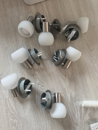 Apliques de pared plateados y blancos