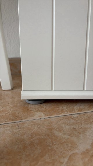 Mueble bajo blanco puertas y estantes