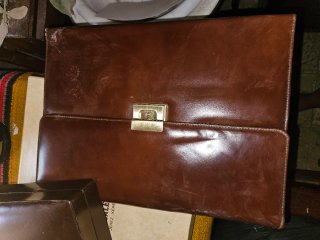 Cartera y cajita de piel marrón