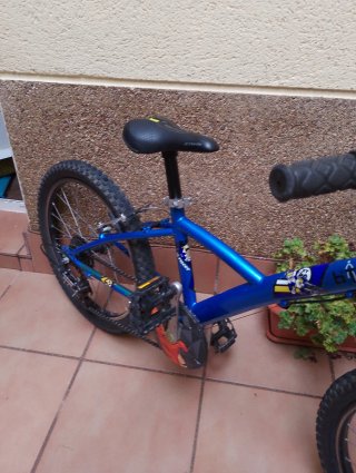 Bici B'Twin 20 Decathlon color azul.