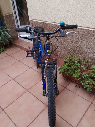 Bici B'Twin 20 Decathlon color azul.