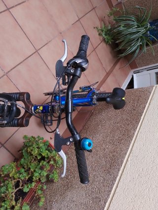 Bici B'Twin 20 Decathlon color azul.