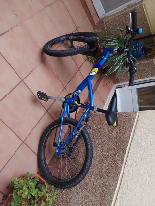 Bici B'Twin 20 Decathlon color azul.