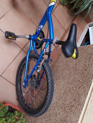 Bici B'Twin 20 Decathlon color azul.