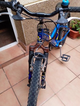 Bici B'Twin 20 Decathlon color azul.