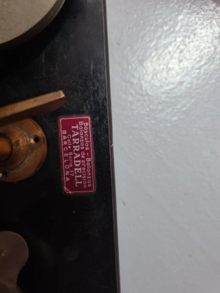 Balanza antigua de precisión con pesas
