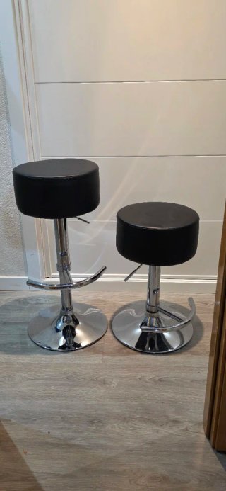 2 taburetes altos regulables con reposapies