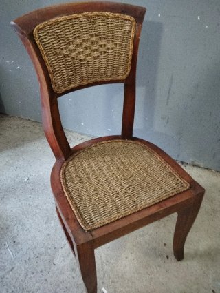 Silla de madera con asiento de yute