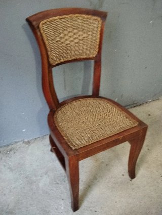 Silla de madera con asiento de yute