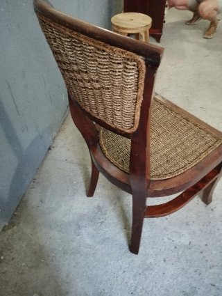 Silla de madera con asiento de yute