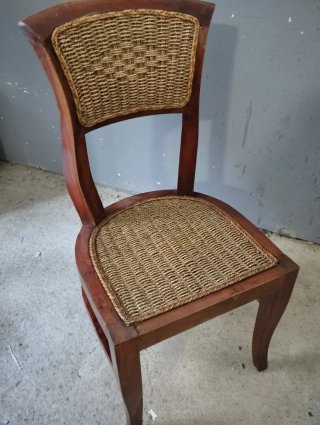Silla de madera con asiento de yute
