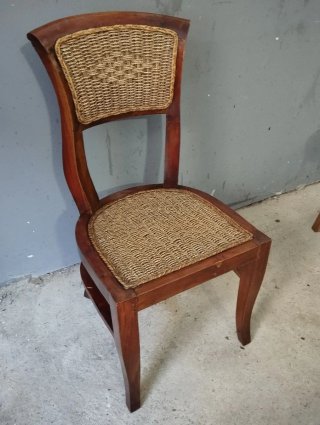 Silla de madera con asiento de yute