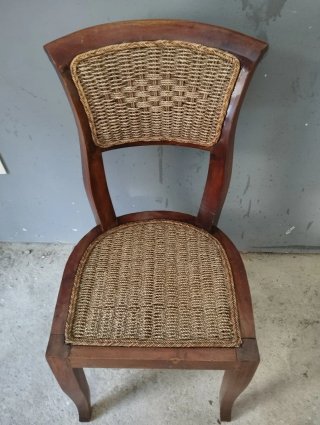Silla de madera con asiento de yute