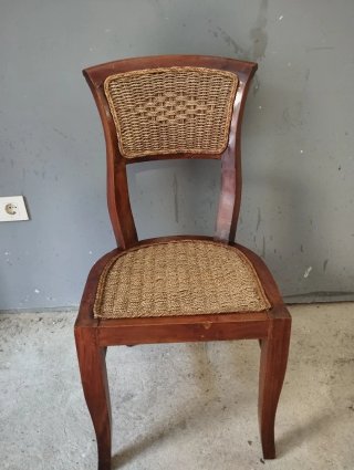 Silla de madera con asiento de yute