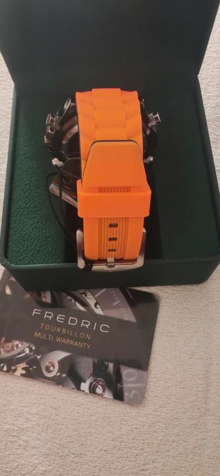 Reloj Frederic Negro y Plateado Con correa naranja