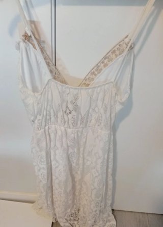 Vestido de verano blanco y dorado