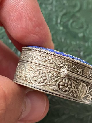 Antigua cajita plata labrada y esmalte flores.