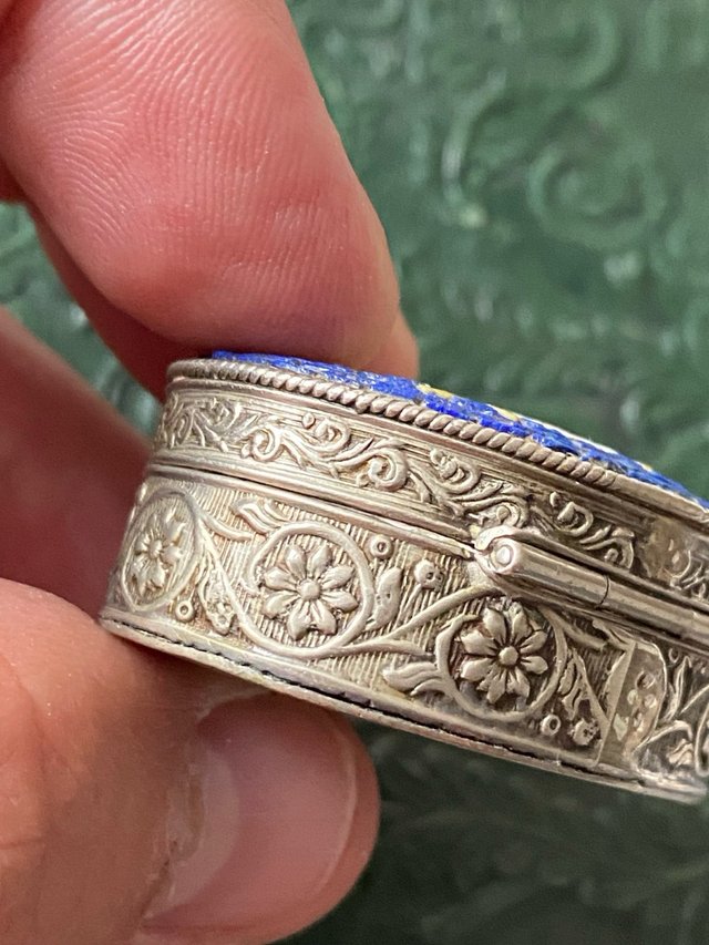 Antigua cajita plata labrada y esmalte flores.
