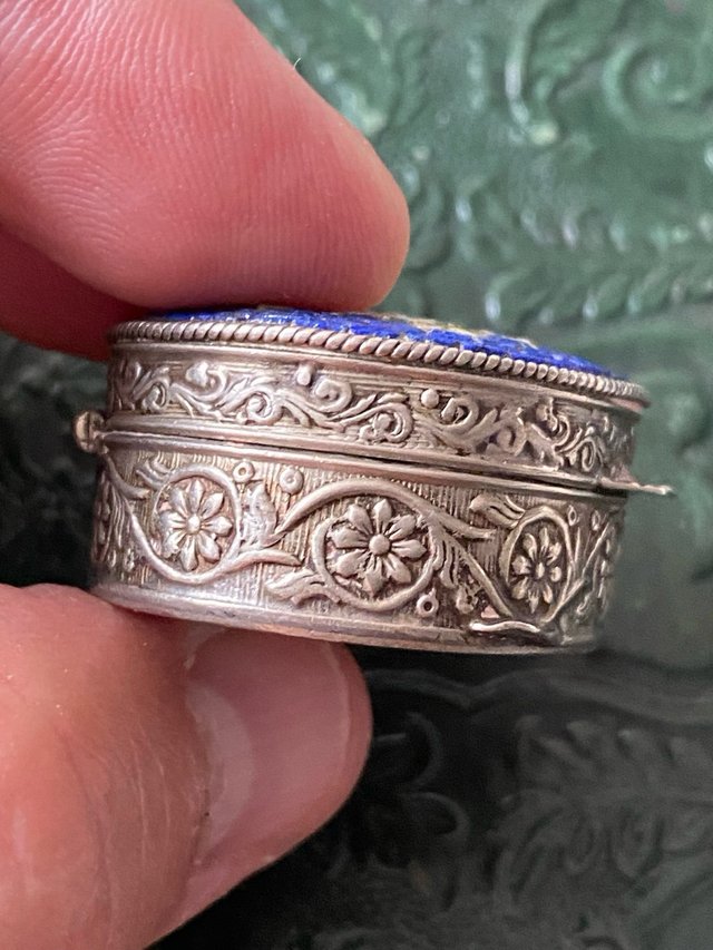 Antigua cajita plata labrada y esmalte flores.