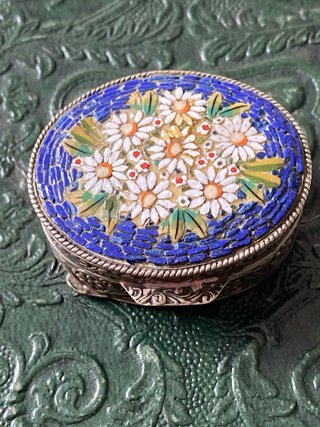 Antigua cajita plata labrada y esmalte flores.