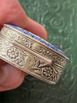Antigua cajita plata labrada y esmalte flores.