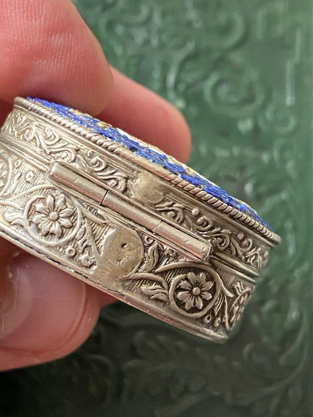 Antigua cajita plata labrada y esmalte flores.