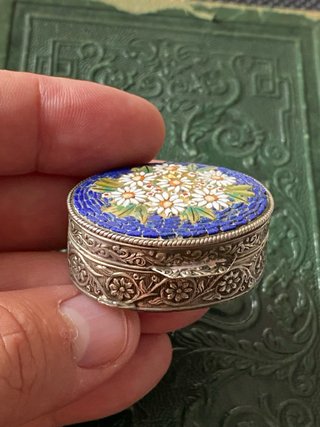 Antigua cajita plata labrada y esmalte flores.
