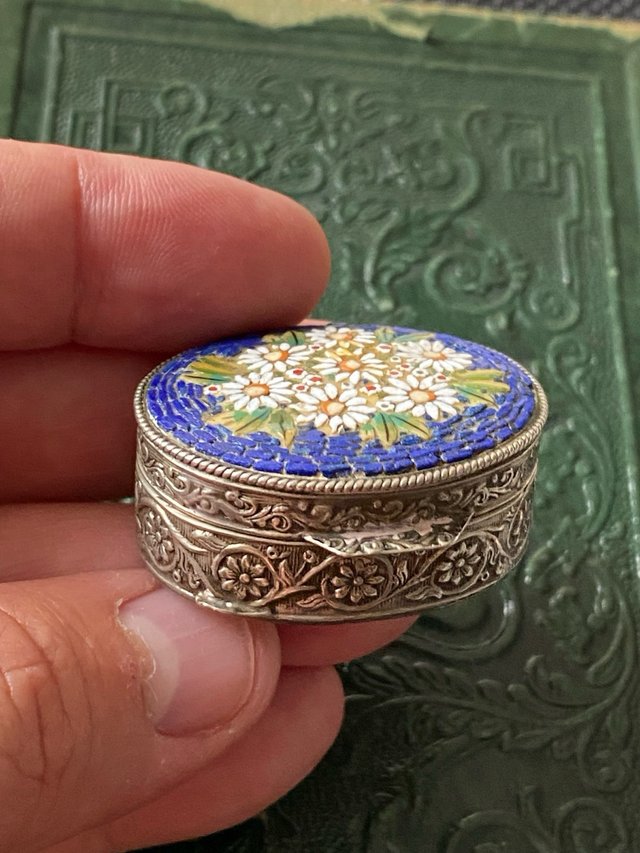 Antigua cajita plata labrada y esmalte flores.