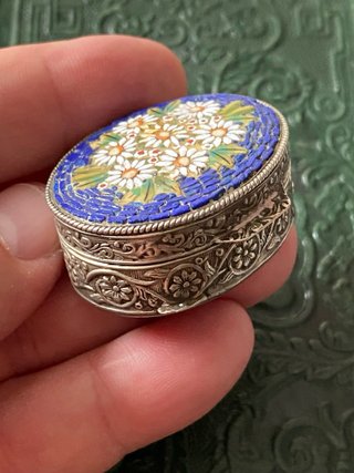 Antigua cajita plata labrada y esmalte flores.