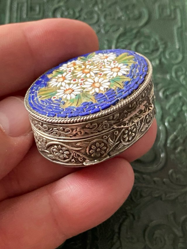 Antigua cajita plata labrada y esmalte flores.