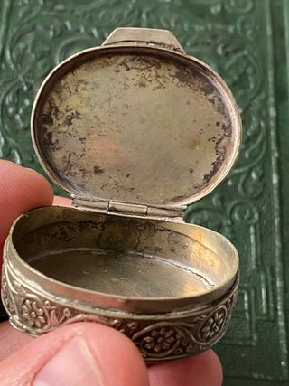 Antigua cajita plata labrada y esmalte flores.