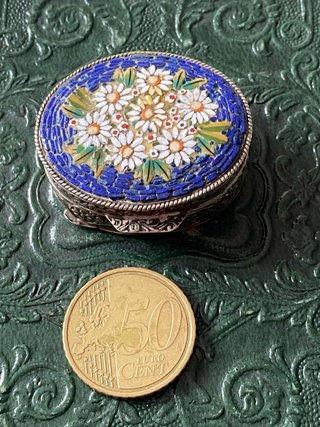 Antigua cajita plata labrada y esmalte flores.